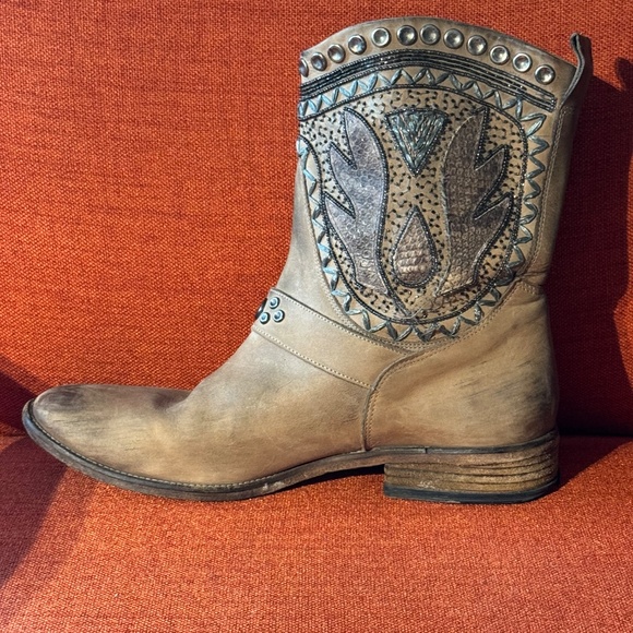 Embroidered Italian Leather Studded Western Boot in Tan Size 40 - Picture 9 of 16